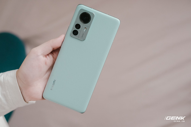 Trên tay Xiaomi 12 Pro: Thiết kế mới với mặt lưng giả da, chip Snapdragon 8 Gen 1 hiệu năng mạnh nhưng vẫn nóng, giá 20 triệu tại VN - Ảnh 4. Trên tay Xiaomi 12 Pro: Thiết kế mới với mặt lưng giả da, chip Snapdragon 8 Gen 1 hiệu năng mạnh nhưng vẫn nóng, giá 20 triệu tại VN - Ảnh 4.