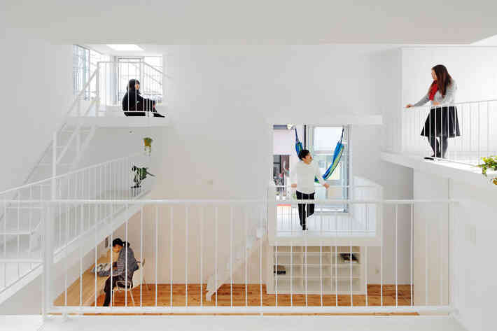 Mang phòng ngủ ra ban công, ngôi nhà 48m² ở Nhật này là sự kết hợp hoàn hảo của kiến trúc độc lạ - Ảnh 6.