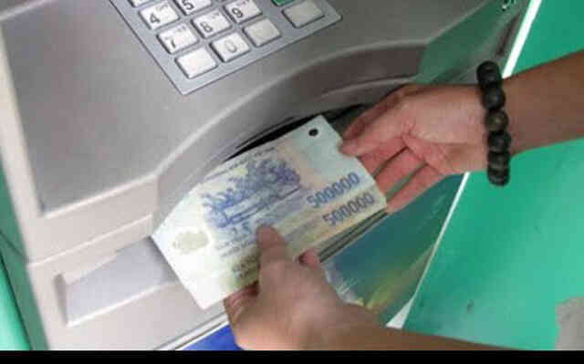 Rút tiền ATM thường xuyên nhưng nhiều người chưa chắc đã biết vì sao lúc được rút tối đa 5 triệu, lúc chỉ 3,5 triệu một lần - Ảnh 1. Rút tiền ATM thường xuyên nhưng nhiều người chưa chắc đã biết vì sao lúc được rút tối đa 5 triệu, lúc chỉ 3,5 triệu một lần - Ảnh 1.