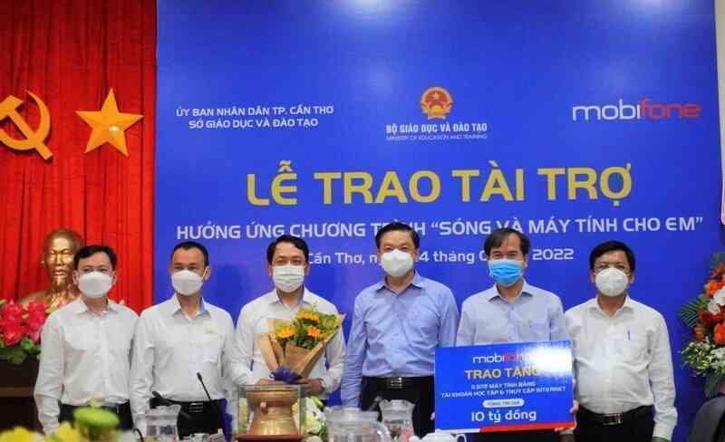 Thêm hơn 4.000 học sinh nhận máy tính bảng và tài khoản MobiEdu