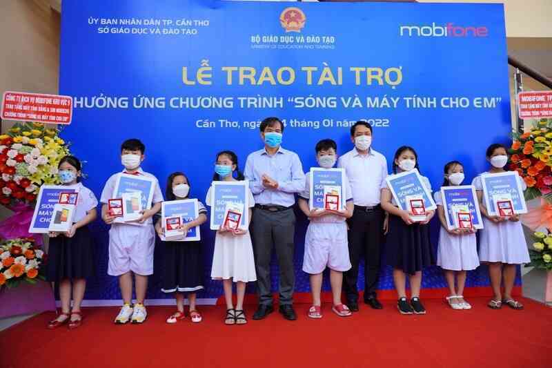 Thêm hơn 4.000 học sinh nhận máy tính bảng và tài khoản MobiEdu