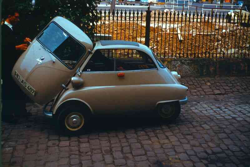 Isetta: Chiếc xe bong bóng mang tính biểu tượng của những năm 1950, được coi là chiếc xe siêu nhỏ đầu tiên trên thế giới - Ảnh 2. Isetta: Chiếc xe bong bóng mang tính biểu tượng của những năm 1950, được coi là chiếc xe siêu nhỏ đầu tiên trên thế giới - Ảnh 2.