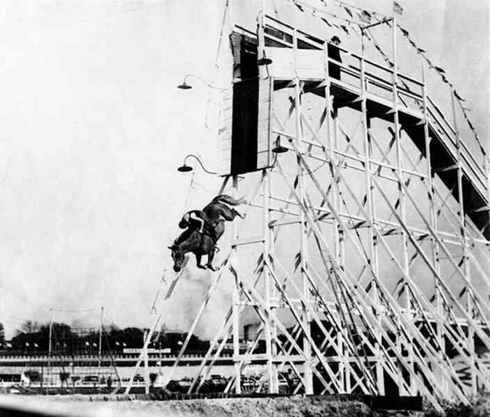 Ngựa lặn: Một trong những môn thể thao nguy hiểm nhất hành tinh những năm 1900-1970 - Ảnh 2. Ngựa lặn: Một trong những môn thể thao nguy hiểm nhất hành tinh những năm 1900-1970 - Ảnh 2.