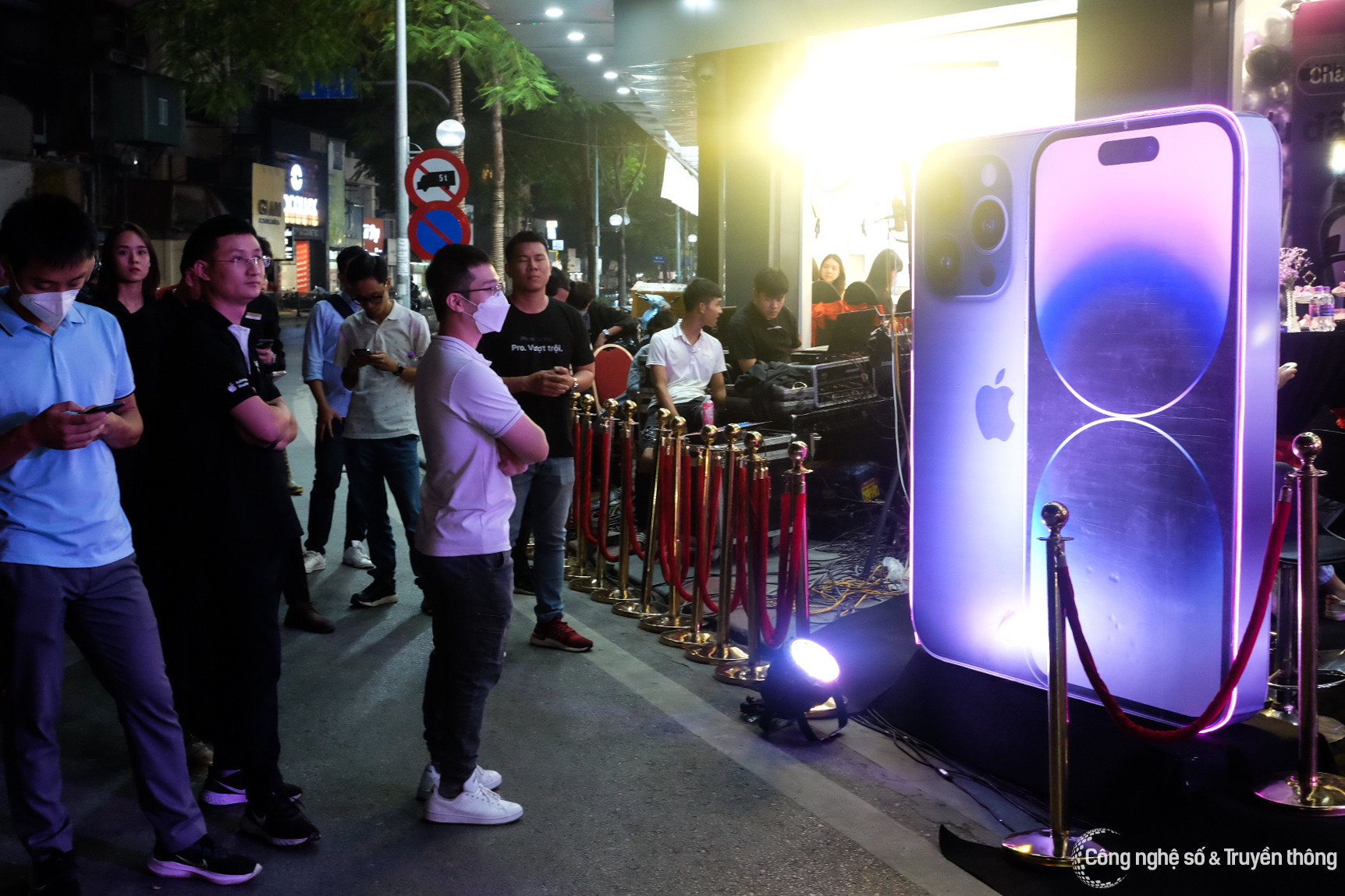 iPhone 14 chính hãng (VN/A) cháy hàng ngay khi mở bán tại Việt Nam