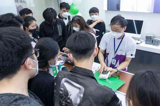 iPhone 14 “ế hàng” trong ngày đầu mở bán tại Việt Nam, lý do là gì?