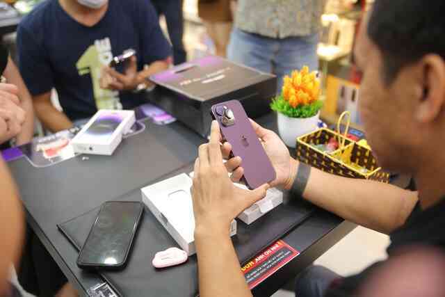 iPhone 14 “ế hàng” trong ngày đầu mở bán tại Việt Nam, lý do là gì? - Ảnh 2. iPhone 14 “ế hàng” trong ngày đầu mở bán tại Việt Nam, lý do là gì? - Ảnh 2.