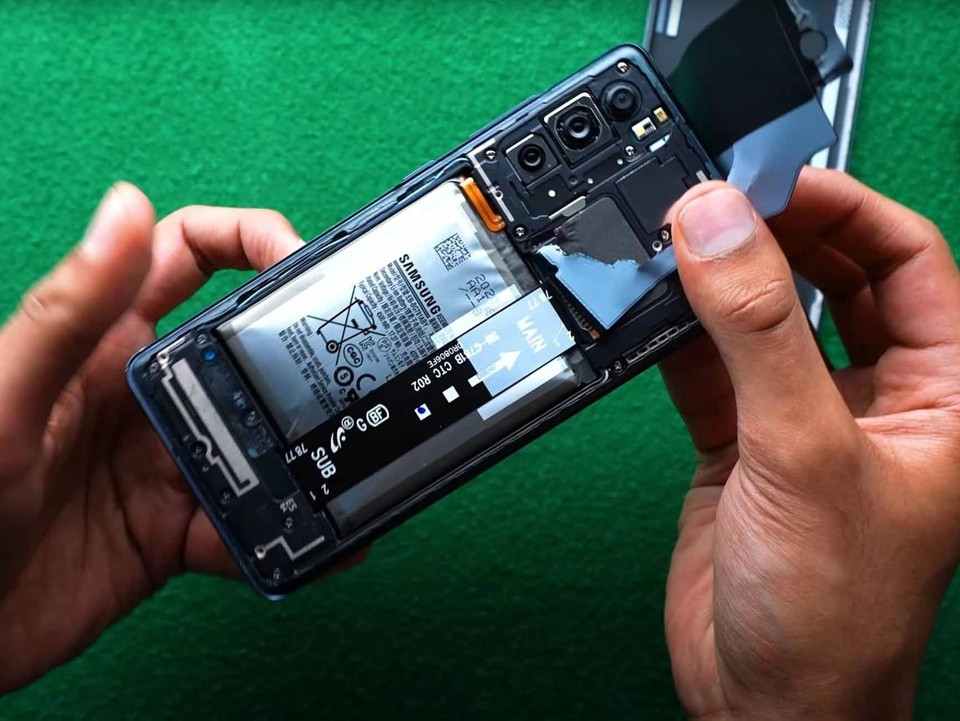 Một số điện thoại Samsung đời cũ bị phồng pin, bung nắp lưng
