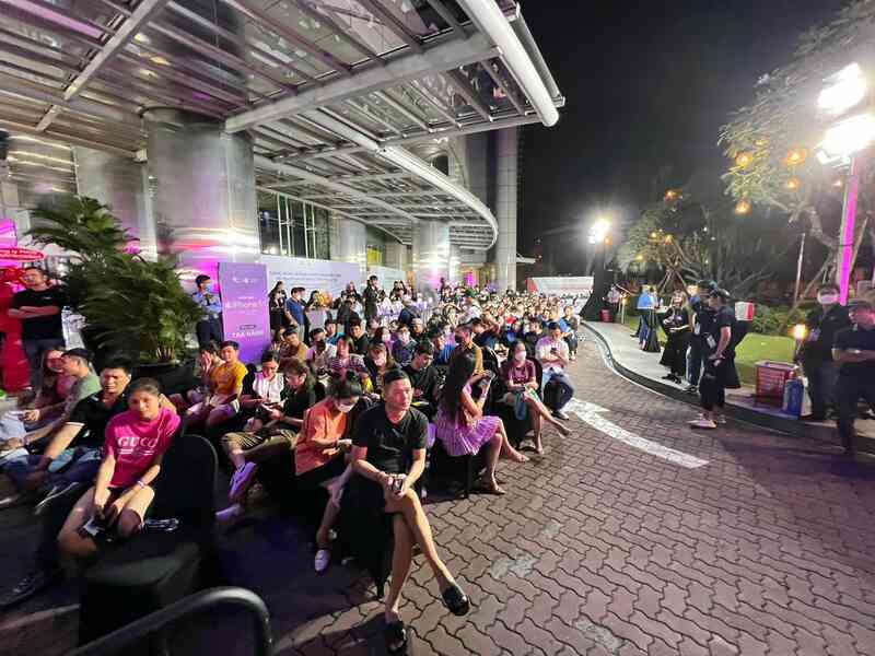 Ngày đầu mở bán iPhone 14: Người dùng Việt chi hàng trăm tỷ đồng để mua iPhone mới
