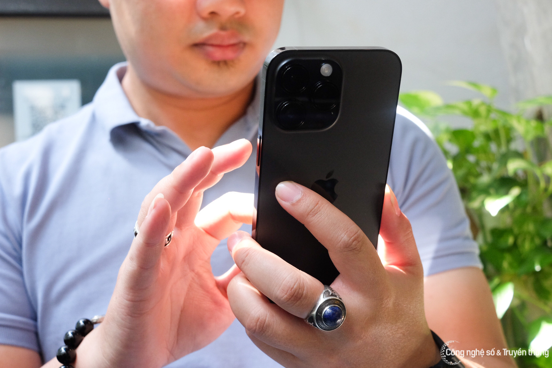 Người dùng nói gì khi phải kích hoạt iPhone 14 chính hãng tại cửa hàng?