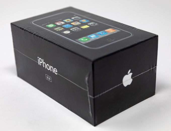 Chiếc iPhone đời đầu vẫn còn nguyên lớp niêm phong ở bên ngoài được đem bán đấu giá (ẢNh: LCG Auctions).