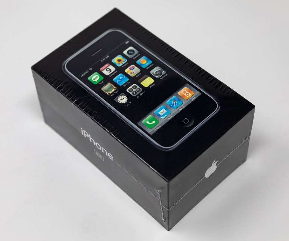 iPhone đời đầu nguyên seal có giá gần 40.000 USD