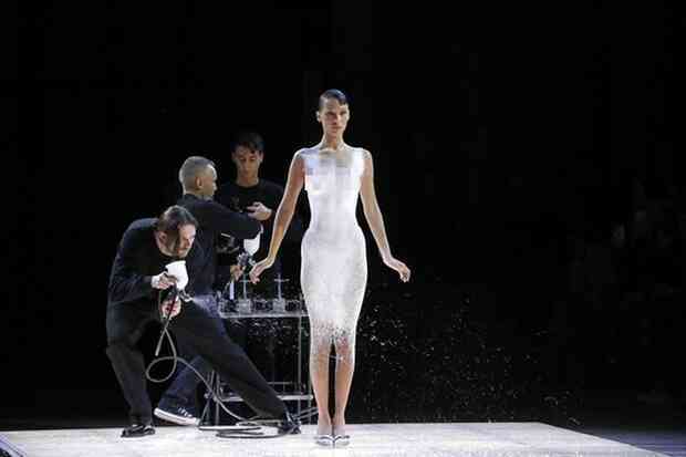 Chiếc váy phun sơn gây sốt của Bella Hadid - Ảnh 2. Chiếc váy phun sơn gây sốt của Bella Hadid - Ảnh 2.