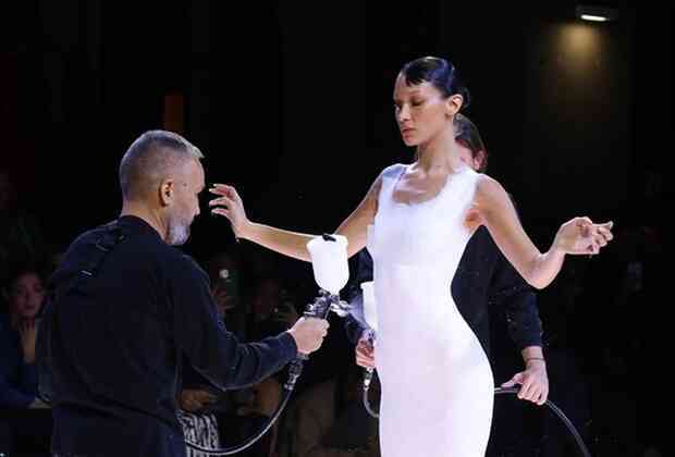 Chiếc váy phun sơn gây sốt của Bella Hadid - Ảnh 3. Chiếc váy phun sơn gây sốt của Bella Hadid - Ảnh 3.