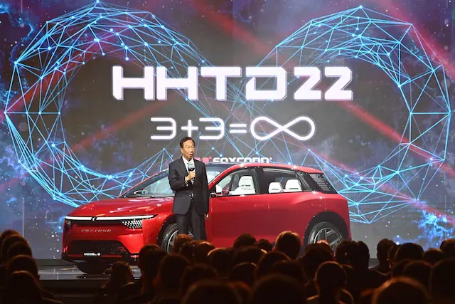 Foxconn ra mắt xe hai mẫu xe điện mới, chủ động 'chào hàng' Tesla
