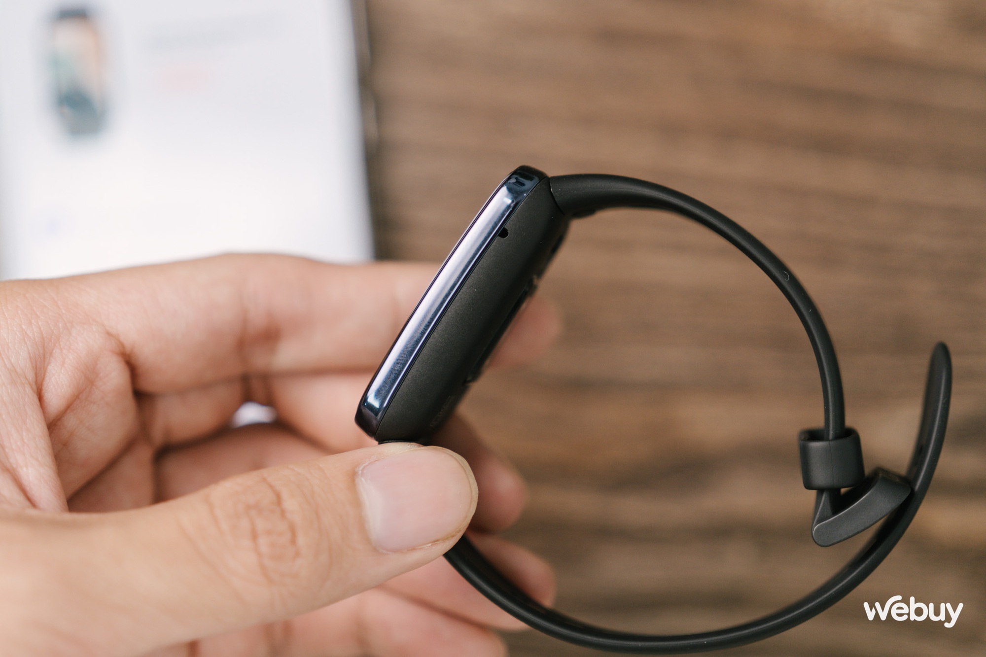 Xiaomi Band 7 Pro chính hãng: Thiết kế mới, đã hỗ trợ tiếng Việt hoàn chỉnh, GPS tích hợp, pin 12 ngày, giá gần 2 triệu