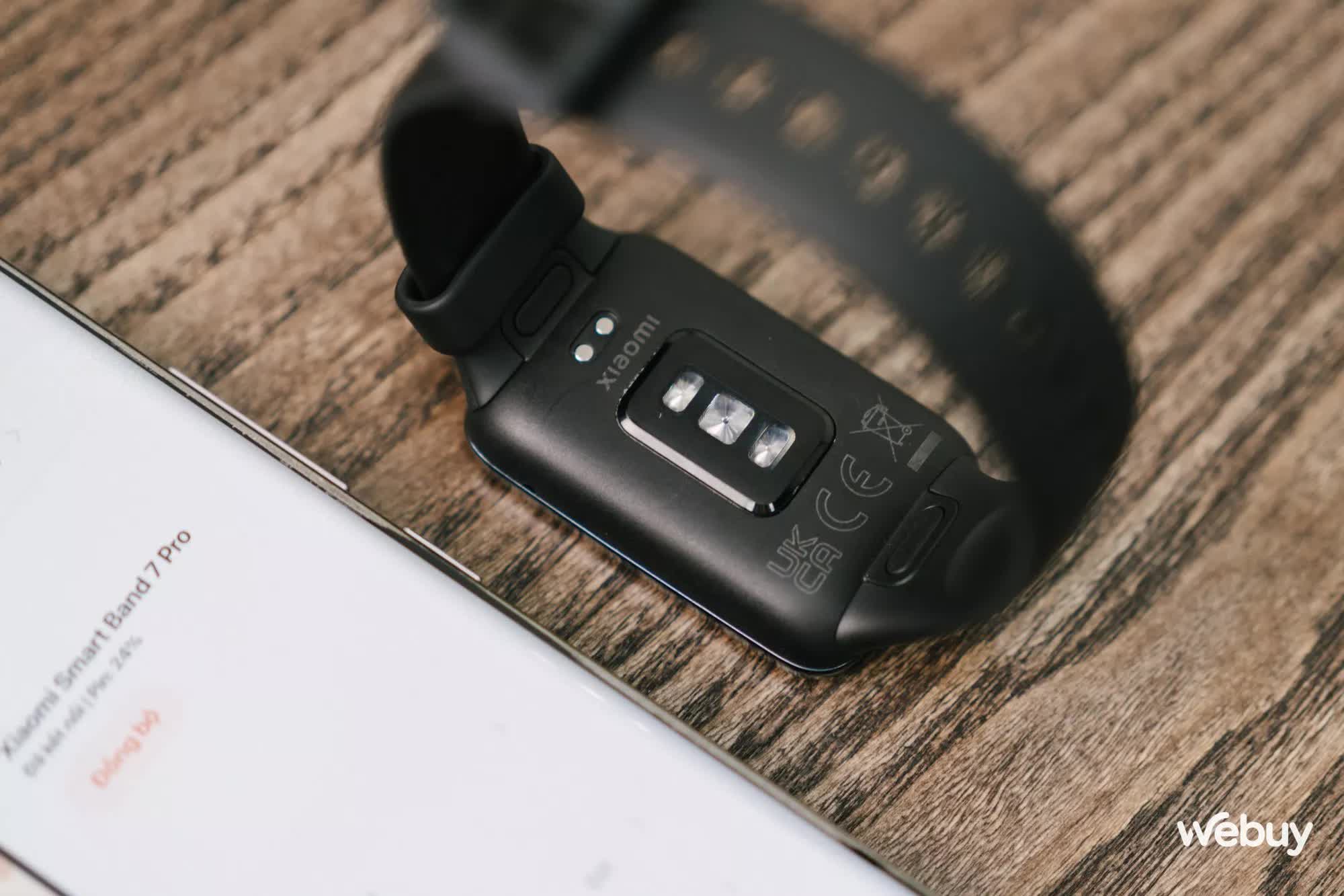 Xiaomi Band 7 Pro chính hãng: Thiết kế mới, đã hỗ trợ tiếng Việt hoàn chỉnh, GPS tích hợp, pin 12 ngày, giá gần 2 triệu