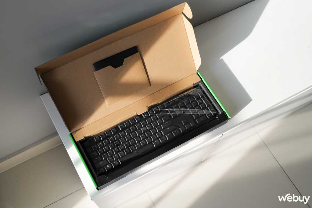 Trên tay bàn phím Razer DeathStalker V2 Pro và chuột Basilisk V3 Pro: Đúng chất một cặp bài trùng - Ảnh 2. Trên tay bàn phím Razer DeathStalker V2 Pro và chuột Basilisk V3 Pro: Đúng chất một cặp bài trùng - Ảnh 2.