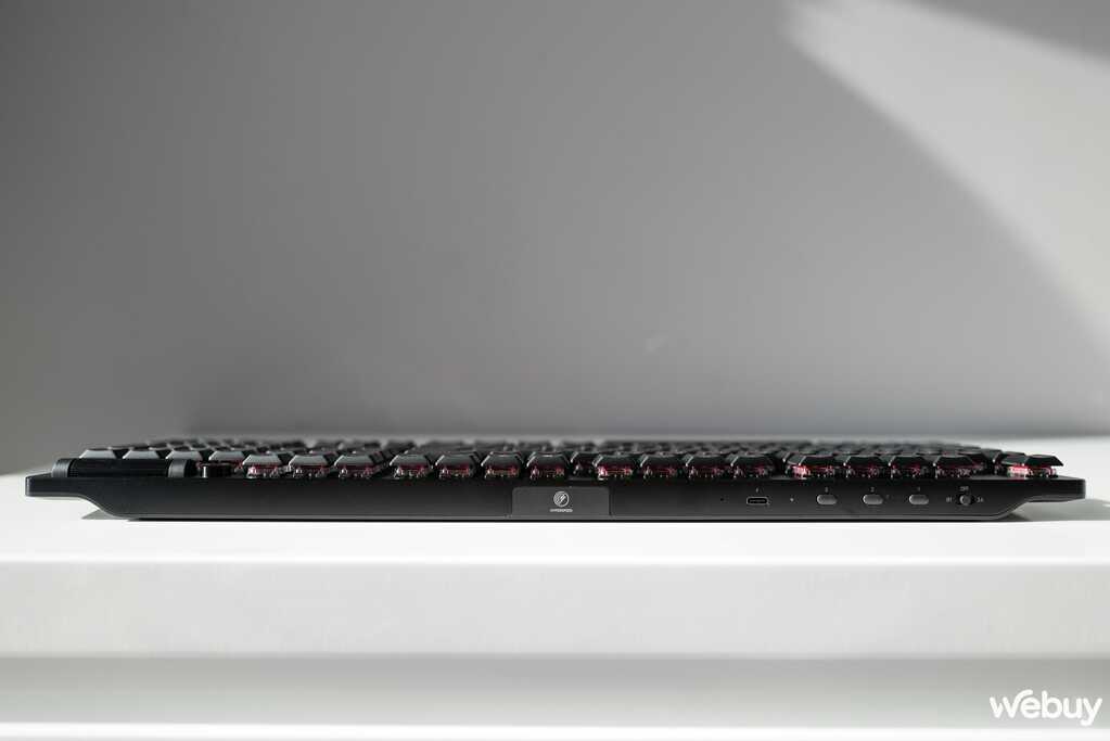 Trên tay bàn phím Razer DeathStalker V2 Pro và chuột Basilisk V3 Pro: Đúng chất một cặp bài trùng - Ảnh 10. Trên tay bàn phím Razer DeathStalker V2 Pro và chuột Basilisk V3 Pro: Đúng chất một cặp bài trùng - Ảnh 10.