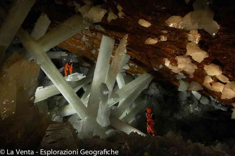 Hang động bí ẩn ở Mexico này chứa đầy những viên pha lê trắng cao chót vót - Ảnh 2.