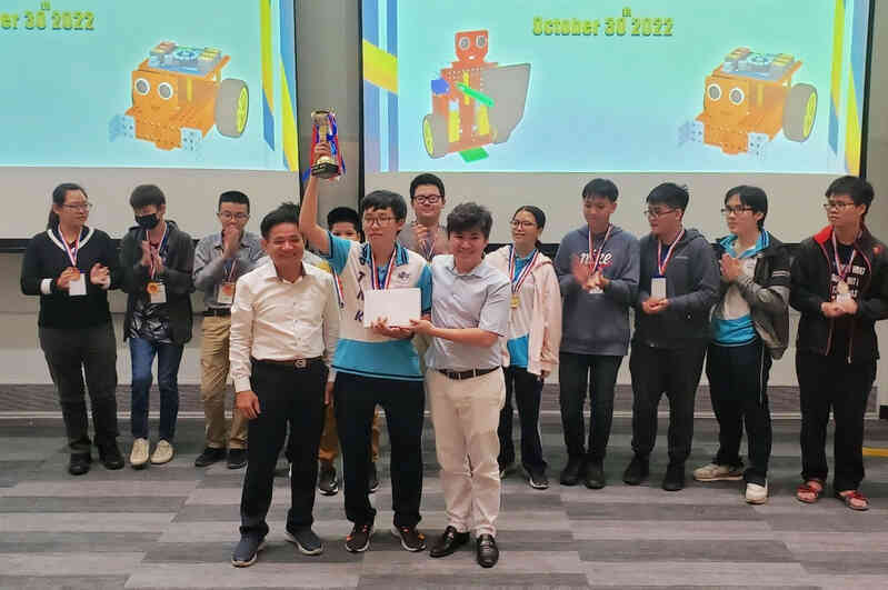 Học sinh Việt đạt giải vô địch cuộc thi lập trình robot Singapore