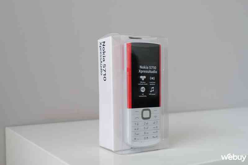 Mở hộp điện thoại "cục gạch" Nokia tích hợp tai nghe không dây, giá 1.79 triệu đồng