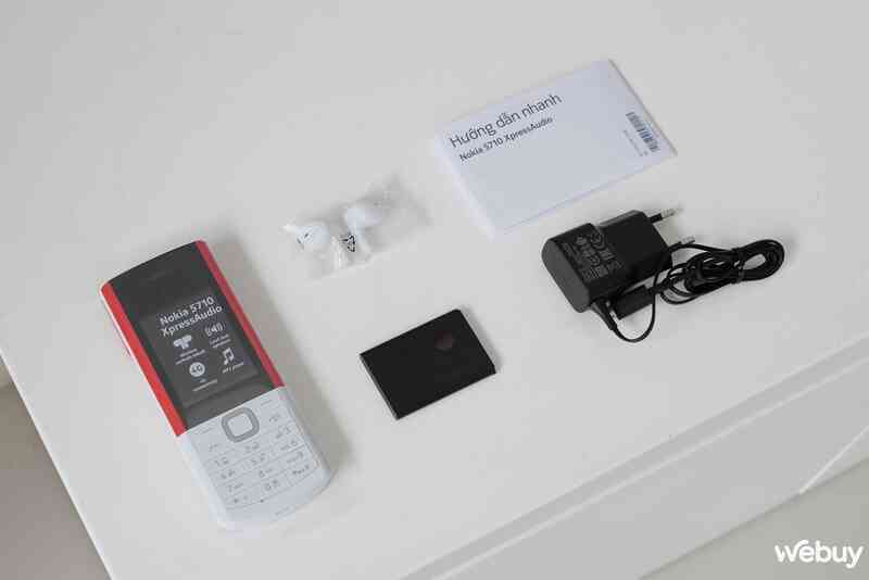 Mở hộp điện thoại "cục gạch" Nokia tích hợp tai nghe không dây, giá 1.79 triệu đồng - Ảnh 2. Mở hộp điện thoại "cục gạch" Nokia tích hợp tai nghe không dây, giá 1.79 triệu đồng - Ảnh 2.