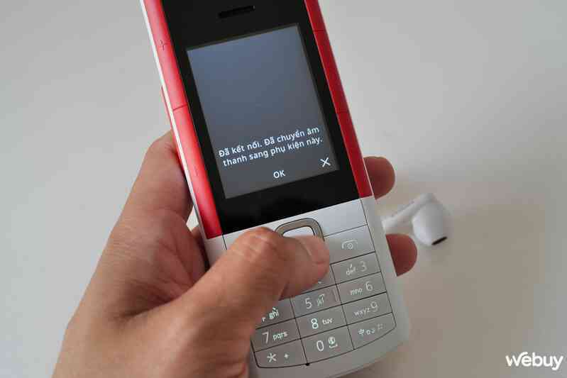Mở hộp điện thoại "cục gạch" Nokia tích hợp tai nghe không dây, giá 1.79 triệu đồng - Ảnh 6. Mở hộp điện thoại "cục gạch" Nokia tích hợp tai nghe không dây, giá 1.79 triệu đồng - Ảnh 6.