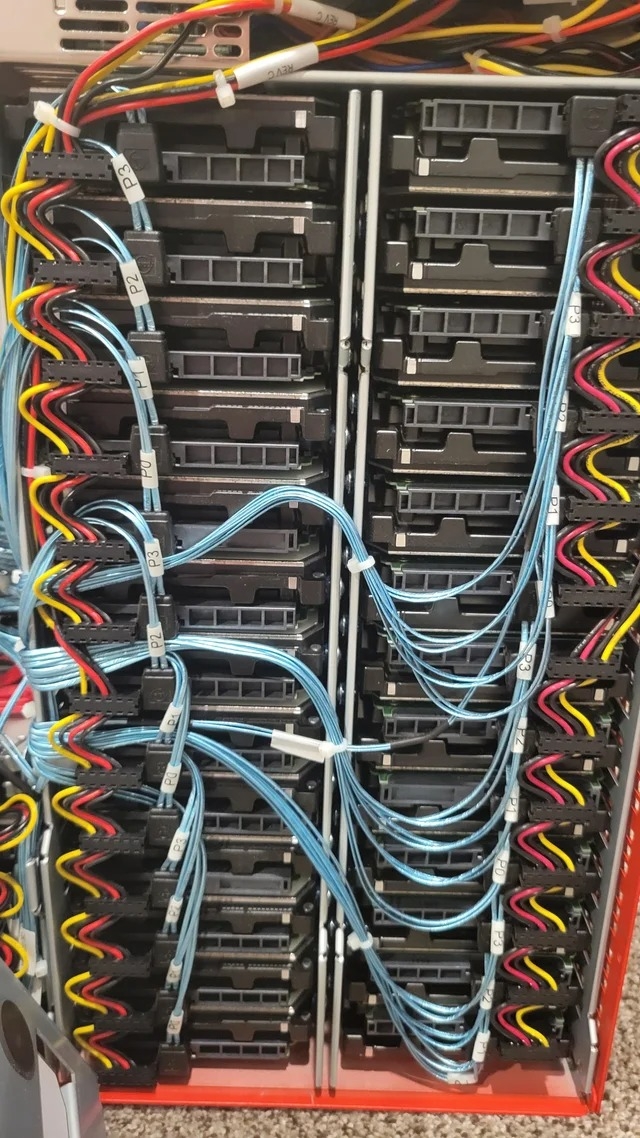 Người dùng Reddit may mắn sở hữu một máy chủ Netflix: cấu hình phổ thông nhưng ổ cứng siêu khủng - Ảnh 3. Người dùng Reddit may mắn sở hữu một máy chủ Netflix: cấu hình phổ thông nhưng ổ cứng siêu khủng - Ảnh 3.
