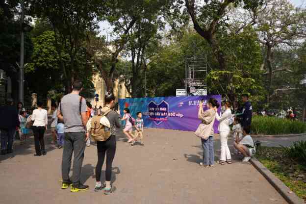 "Trạm quà bom tấn" tại Hồ Gươm được nhiều người checkin, đón voucher 11 tỉ 20h tối nay