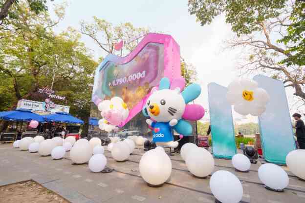 Trạm quà bom tấn tại Hồ Gươm được nhiều người checkin, đón voucher 11 tỉ 20h tối nay - Ảnh 4. Trạm quà bom tấn tại Hồ Gươm được nhiều người checkin, đón voucher 11 tỉ 20h tối nay - Ảnh 4.