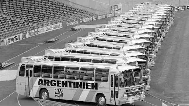 Đây là chiếc Mercedes độc đáo đã đưa đón đội vô địch World Cup gần nửa thế kỷ trước - Ảnh 3. Đây là chiếc Mercedes độc đáo đã đưa đón đội vô địch World Cup gần nửa thế kỷ trước - Ảnh 3.