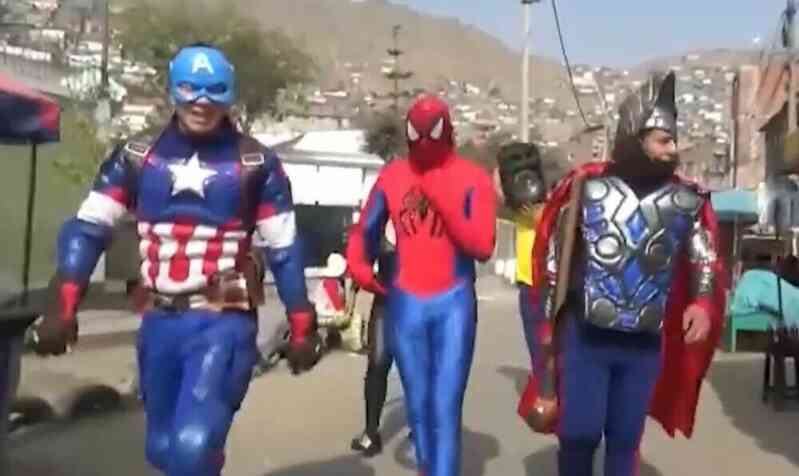 Cảnh sát Peru cải trang thành siêu anh hùng đánh bại băng đảng tội phạm trong ngày Halloween - Ảnh 2. Cảnh sát Peru cải trang thành siêu anh hùng đánh bại băng đảng tội phạm trong ngày Halloween - Ảnh 2.