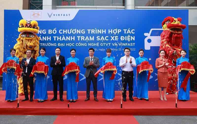 Trường Đại học công lập đầu tiên tại Hà Nội lắp đặt trạm sạc ô tô điện - Ảnh 2. Trường Đại học công lập đầu tiên tại Hà Nội lắp đặt trạm sạc ô tô điện - Ảnh 2.
