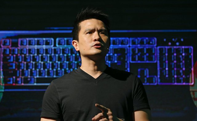 Bỏ học luật vì mê game, chàng trai khiến thế giới ngỡ ngàng khi trở thành tỷ phú tự thân: Tiết lộ ghét Tim Cook và cựu CEO của Twitter vì lý do này - Ảnh 2. Bỏ học luật vì mê game, chàng trai khiến thế giới ngỡ ngàng khi trở thành tỷ phú tự thân: Tiết lộ ghét Tim Cook và cựu CEO của Twitter vì lý do này - Ảnh 2.