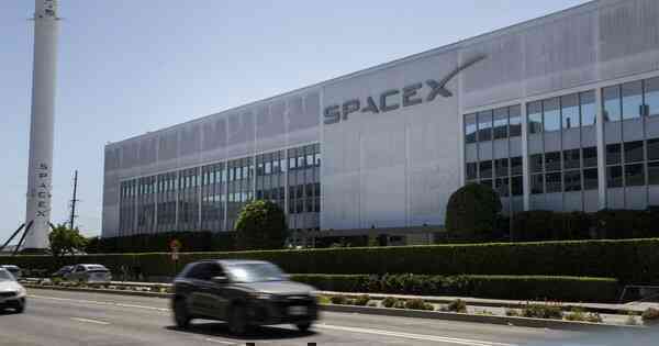 SpaceX sa thải trái phép nhân viên để trả đũa