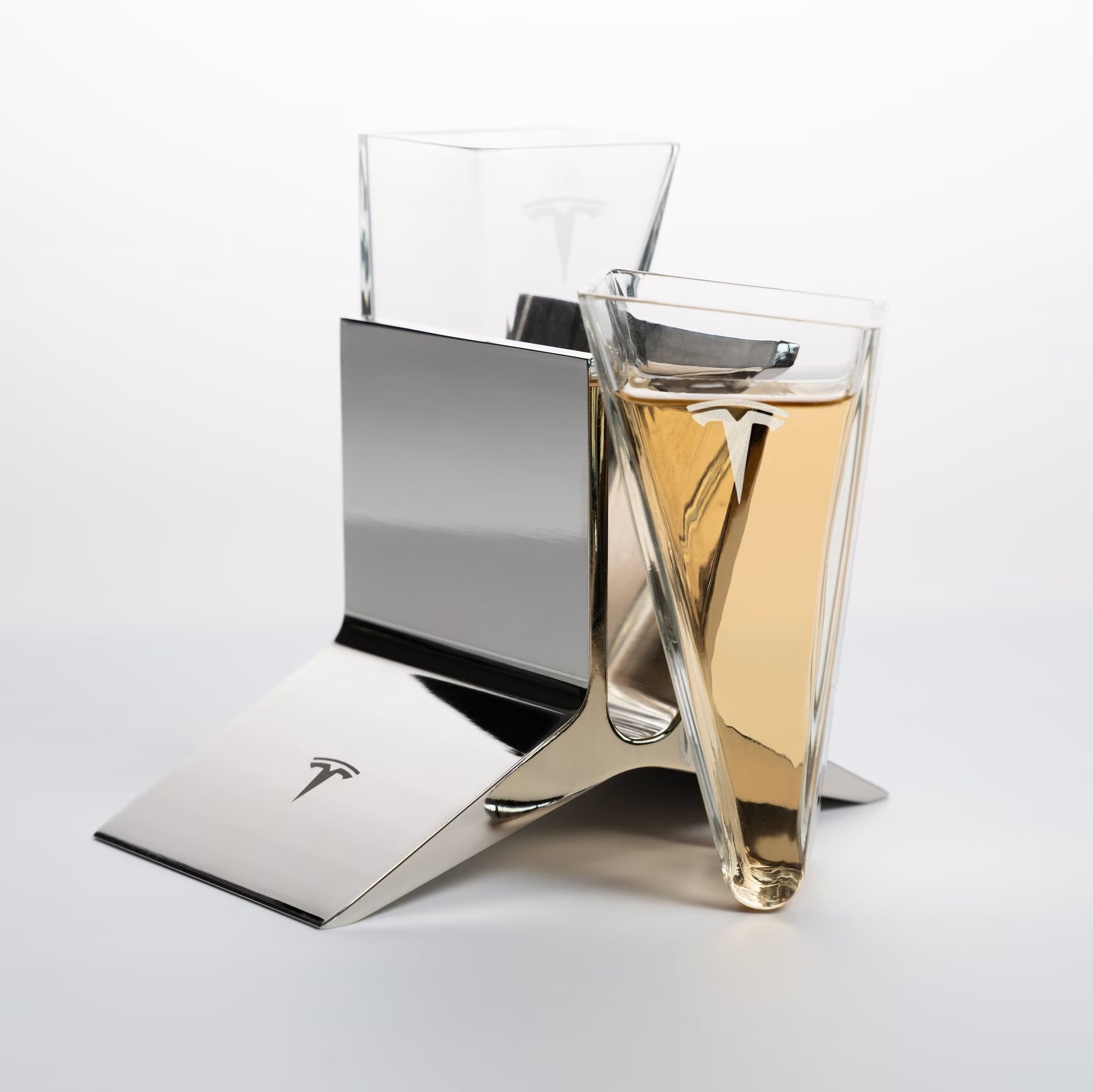 Góc "đổi nghề": Tesla sẽ bán cả ly uống rượu Tequila với giá 75 USD - Ảnh 2. Góc "đổi nghề": Tesla sẽ bán cả ly uống rượu Tequila với giá 75 USD - Ảnh 2.
