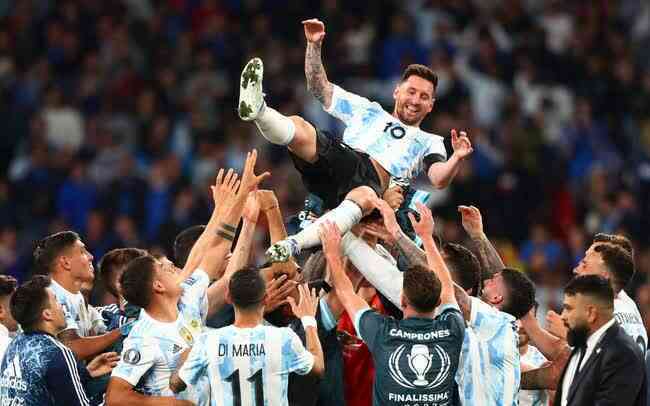'Chịu chơi' như cổ động viên Trung Quốc: Nộp đơn xin nghỉ việc để đi xem World Cup