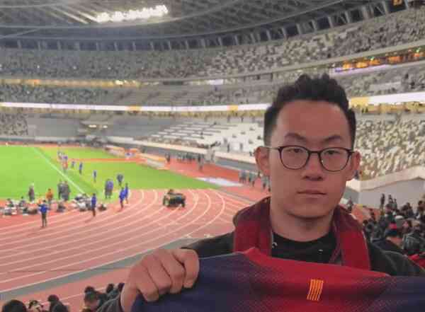 Chịu chơi như cổ động viên Trung Quốc: Nộp đơn xin nghỉ việc để đi xem World Cup - Ảnh 3. Chịu chơi như cổ động viên Trung Quốc: Nộp đơn xin nghỉ việc để đi xem World Cup - Ảnh 3.
