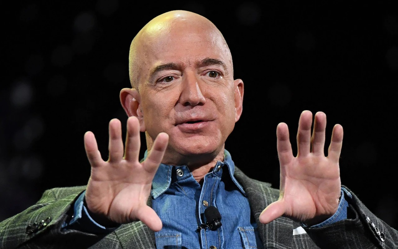 Đừng vội mua TV hay tủ lạnh, tỷ phú Jeff Bezos khuyên nên 'giữ chặt túi tiền' trong mùa giảm giá cuối năm