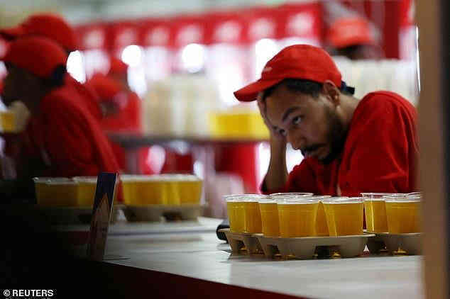 Cận cảnh “núi” bia Budweiser bị bỏ xó vì lệnh cấm của nước chủ nhà World Cup