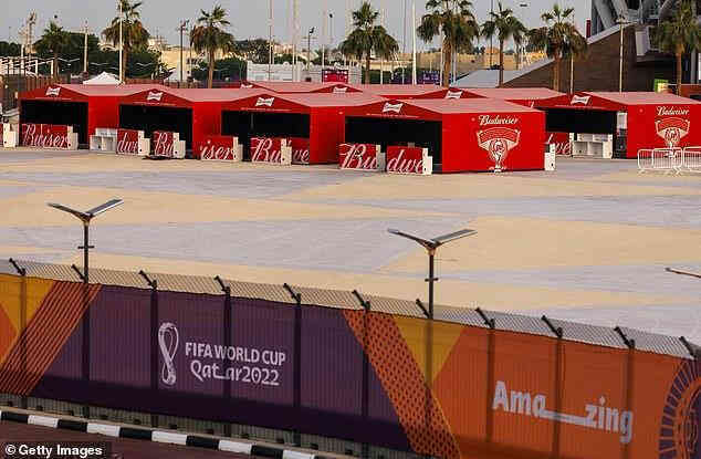 Cận cảnh “núi” bia Budweiser bị bỏ xó vì lệnh cấm của nước chủ nhà World Cup - Ảnh 3. Cận cảnh “núi” bia Budweiser bị bỏ xó vì lệnh cấm của nước chủ nhà World Cup - Ảnh 3.