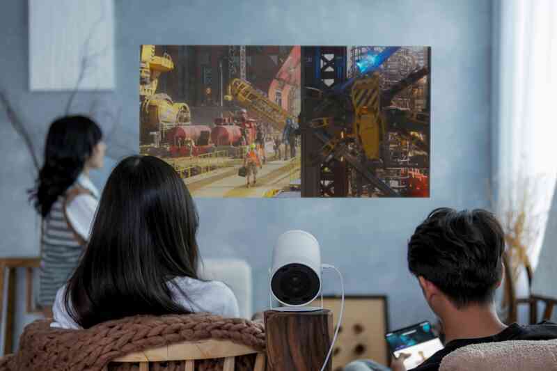 TV, máy chiếu "cháy hàng" mùa World Cup - Ảnh 2. TV, máy chiếu "cháy hàng" mùa World Cup - Ảnh 2.