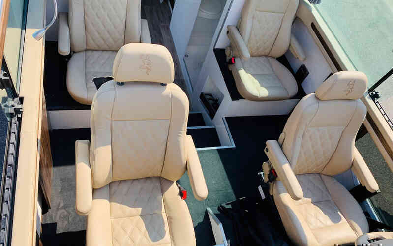 Xe nhà kéo mui trần đầu tiên thế giới: Bên trong sang xịn như khách sạn lộ thiên - Ảnh 6. Xe nhà kéo mui trần đầu tiên thế giới: Bên trong sang xịn như khách sạn lộ thiên - Ảnh 6.
