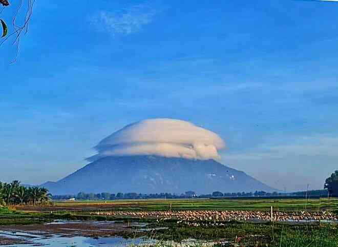 Đám mây ảo diệu xuất hiện trên đỉnh núi Bà Đen (Tây Ninh) khiến dân tình không ngừng xôn xao
