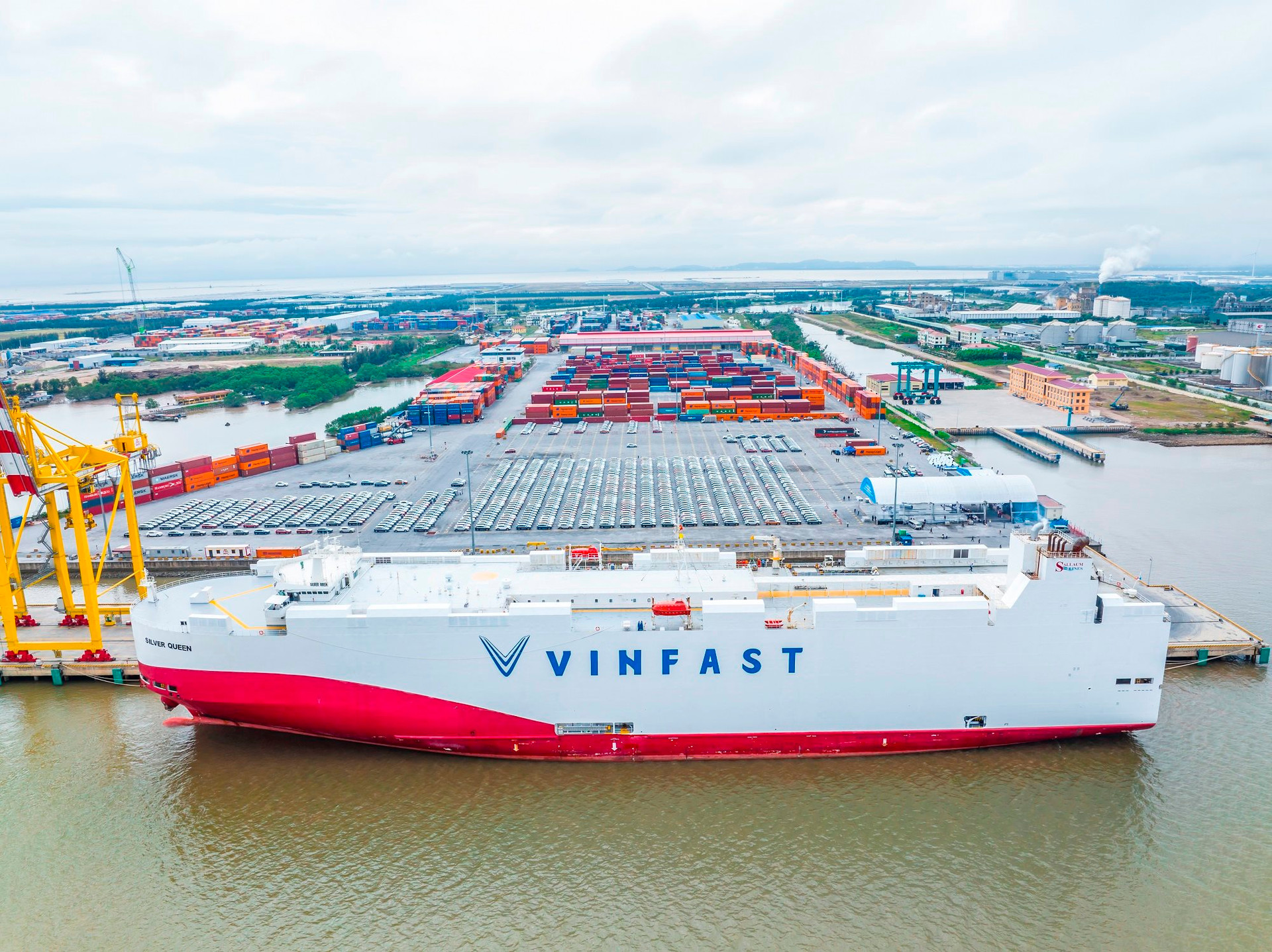999 ô tô điện VinFast VF8 xếp cạnh nhau trông thế nào?
