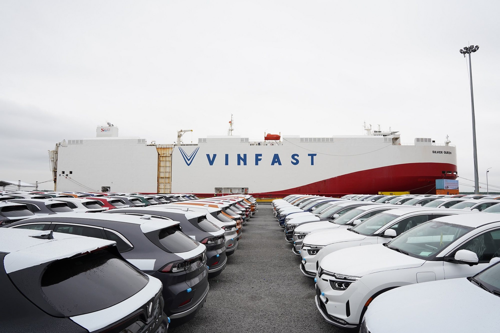 999 ô tô điện VinFast VF8 xếp cạnh nhau trông thế nào? - Ảnh 3. 999 ô tô điện VinFast VF8 xếp cạnh nhau trông thế nào? - Ảnh 3.