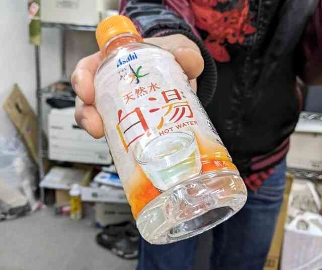 Đảo ngược định nghĩa về nước nóng, hãng đồ uống Nhật đón nhận thành công ngoài mong đợi - Ảnh 2.