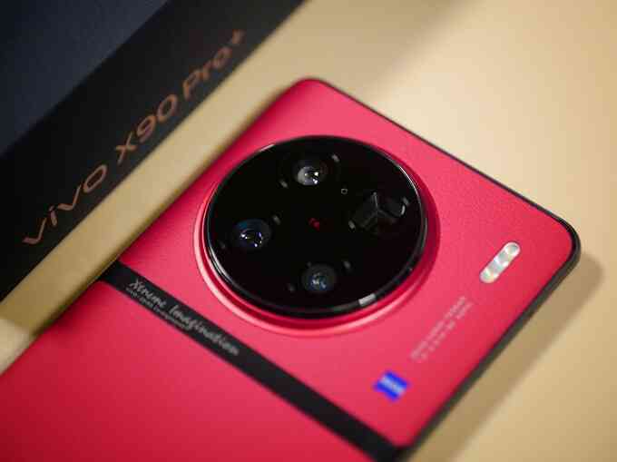 Cận cảnh cụm camera kích thước lớn trên Vivo X90 Pro+ (Ảnh: Weibo).