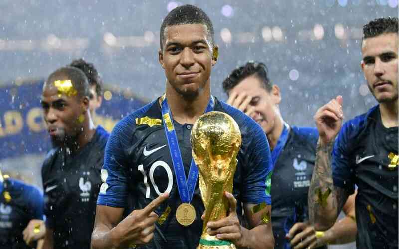 Tuổi 23 của cầu thủ triệu phú Kylian Mbappe: Cầu thủ được trả lương cao nhất FIFA World Cup 2022, vượt mặt cả Messi lẫn Ronaldo, chi bộn tiền cho đam mê xe cộ, sưu tập giày hàng hiệu - Ảnh 4. Tuổi 23 của cầu thủ triệu phú Kylian Mbappe: Cầu thủ được trả lương cao nhất FIFA World Cup 2022, vượt mặt cả Messi lẫn Ronaldo, chi bộn tiền cho đam mê xe cộ, sưu tập giày hàng hiệu - Ảnh 4.
