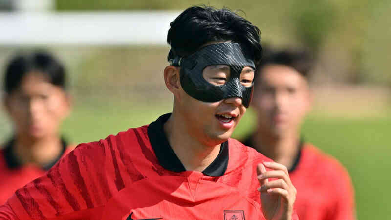 Đằng sau chiếc mặt nạ 'batman' của Son Heung Min là cả một ngành công nghiệp tỷ USD - Ảnh 1. Đằng sau chiếc mặt nạ 'batman' của Son Heung Min là cả một ngành công nghiệp tỷ USD - Ảnh 1.